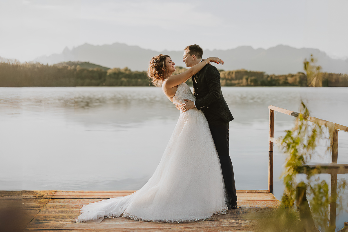 Matrimonio Lago di Candia. Ritratti di coppia. Sposa inclinata, con le braccia al collo dello sposo.