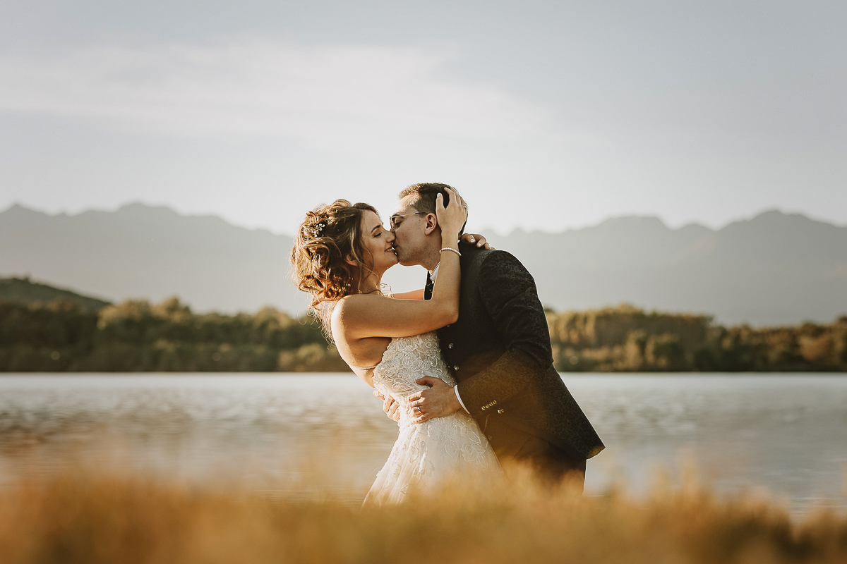 Matrimonio Lago di Candia. Ritratti di coppia. bacio