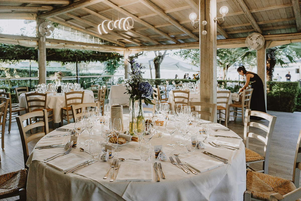 Matrimonio Lago di Candia. Sala ricevimento sotto il pergolato.