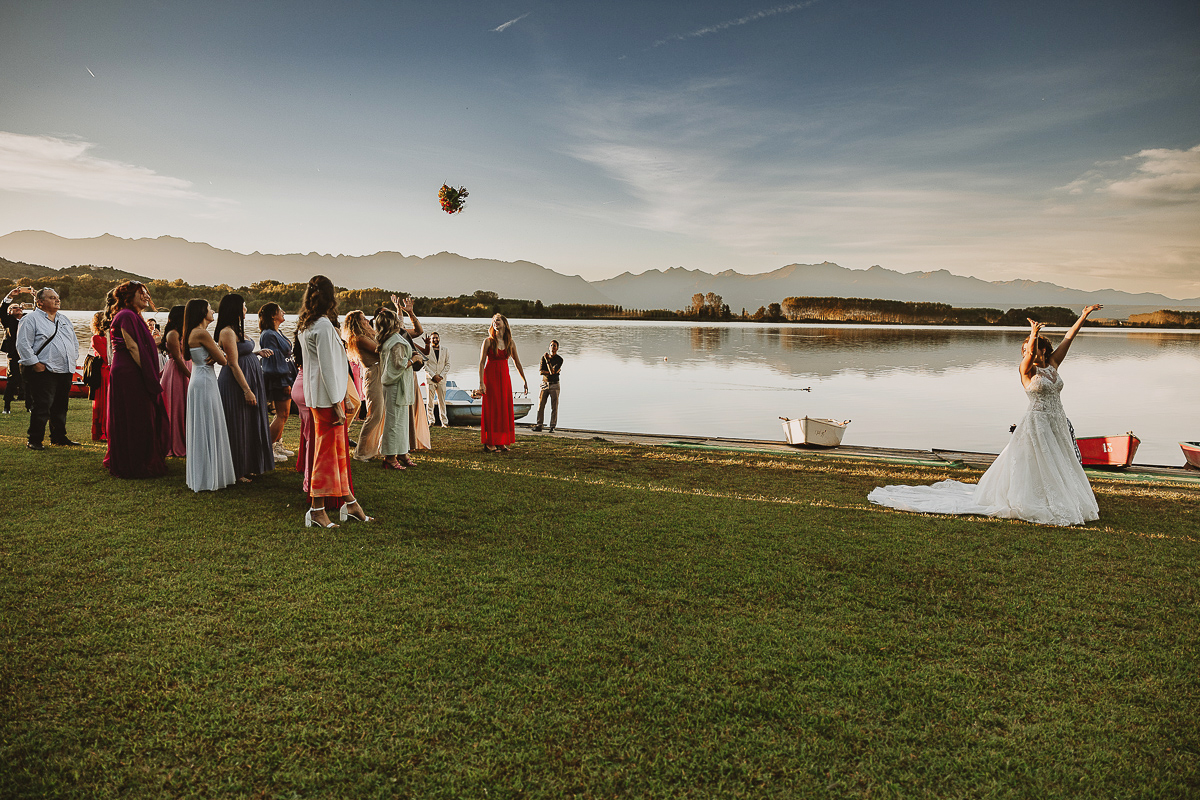 Matrimonio Lago di Candia. festa. lancio del bouquet