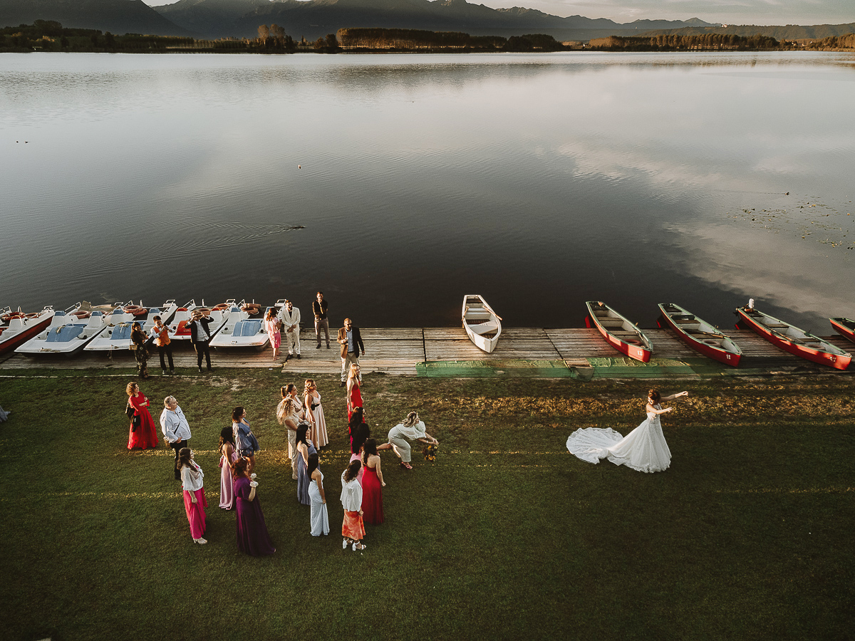 Matrimonio Lago di Candia. Ritratti di coppia. Lancio del bouquet. foto da drone.