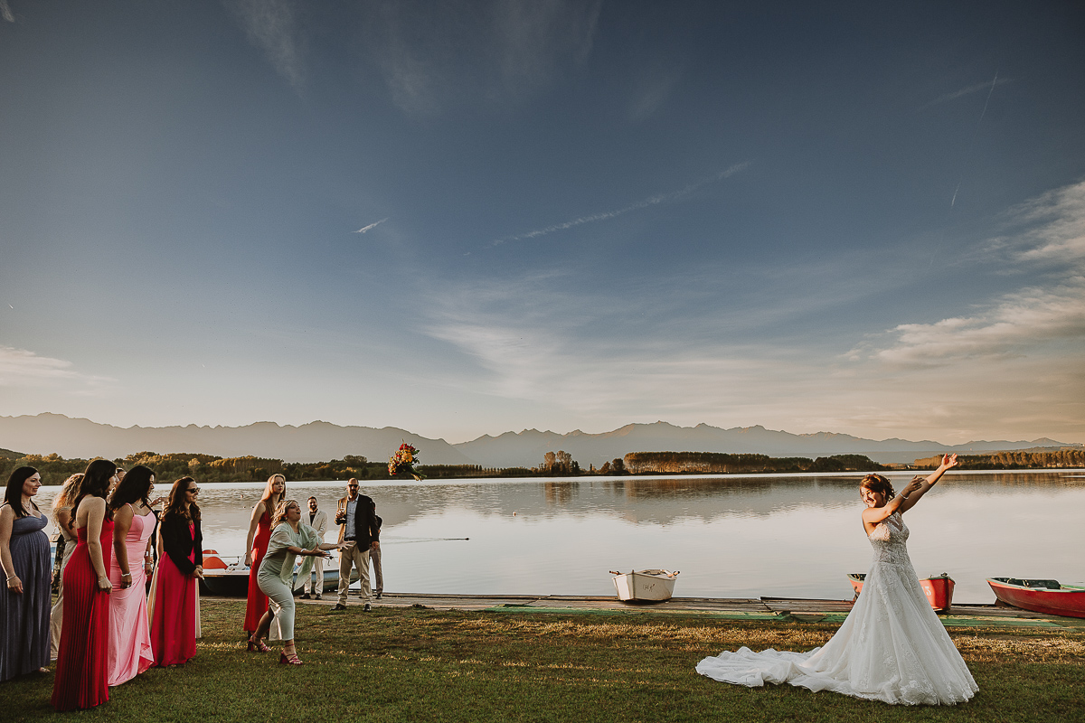 Matrimonio Lago di Candia. Lancio del bouquet.