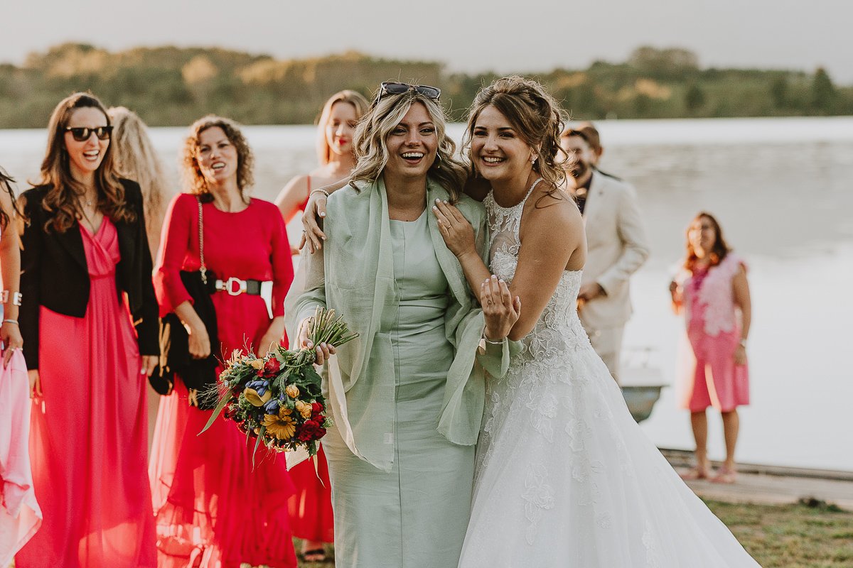 Matrimonio Lago di Candia. Ritratti di coppia. Lancio del bouquet.