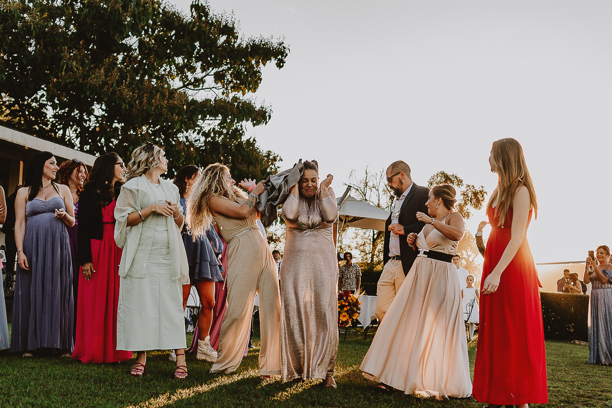 Matrimonio Lago di Candia. Lancio del bouquet. le ragazze si scansano e il bouquet finisce per terra.