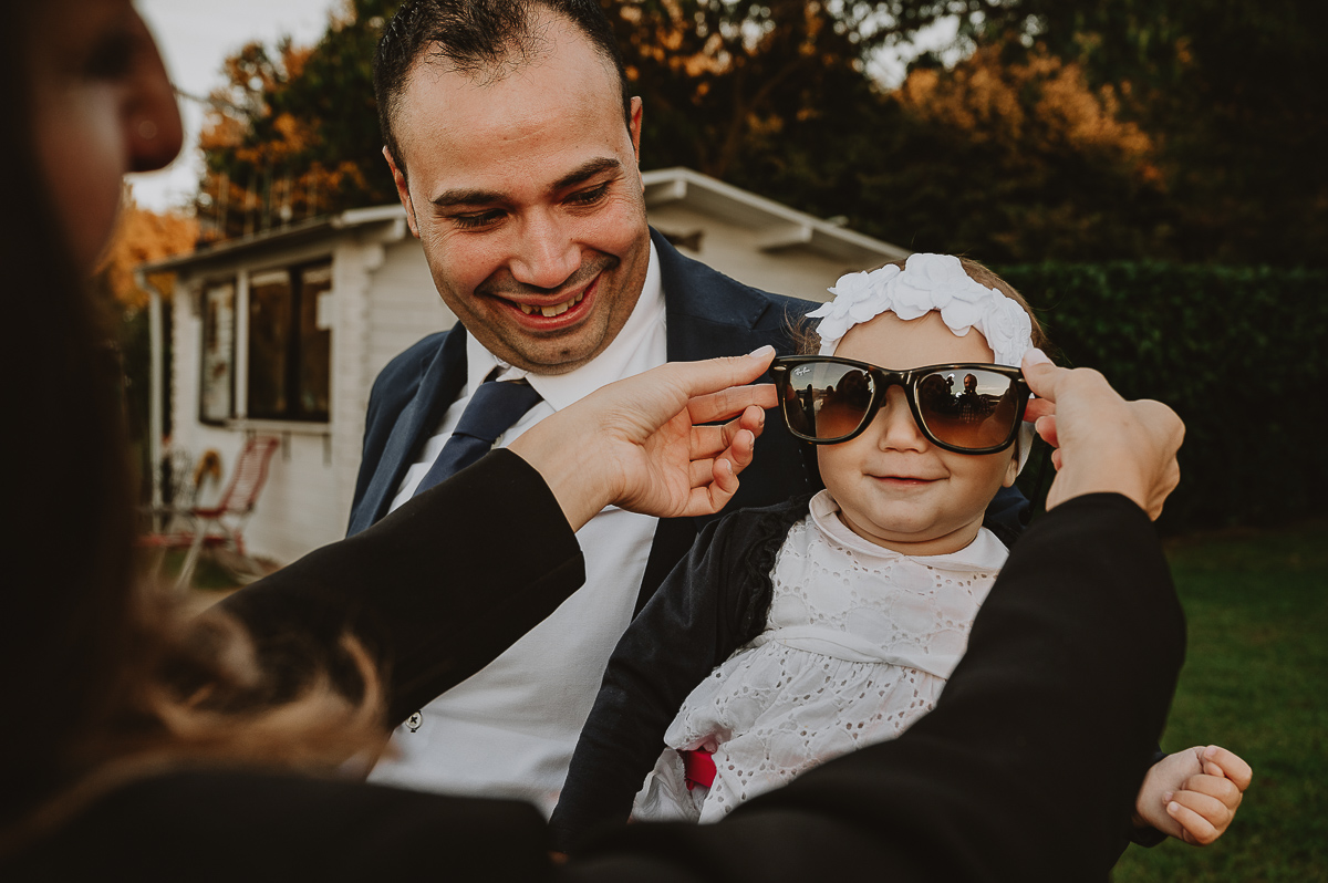 Matrimonio Lago di Candia. Ricevimento. Piccola invitata con gli occhiali da sole.