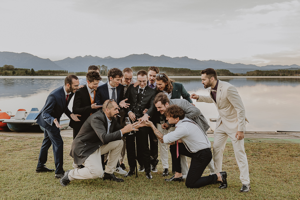 Matrimonio Lago di Candia. Festa. Sposo con gli amici.