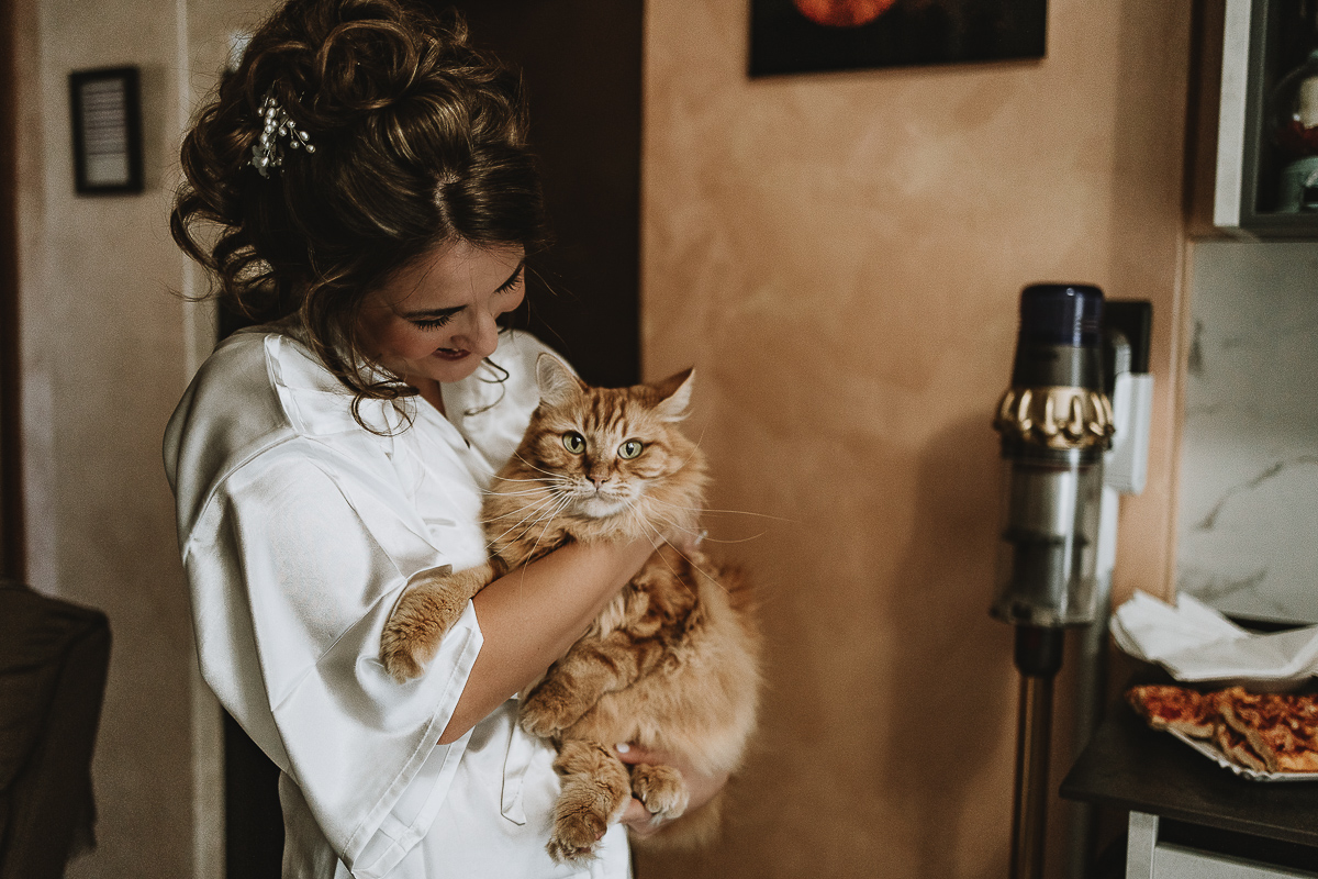 Matrimonio Lago di Candia . Preparazione della sposa. Sposa prende in braccio uno dei suoi due gatti, quello soriano rosso.