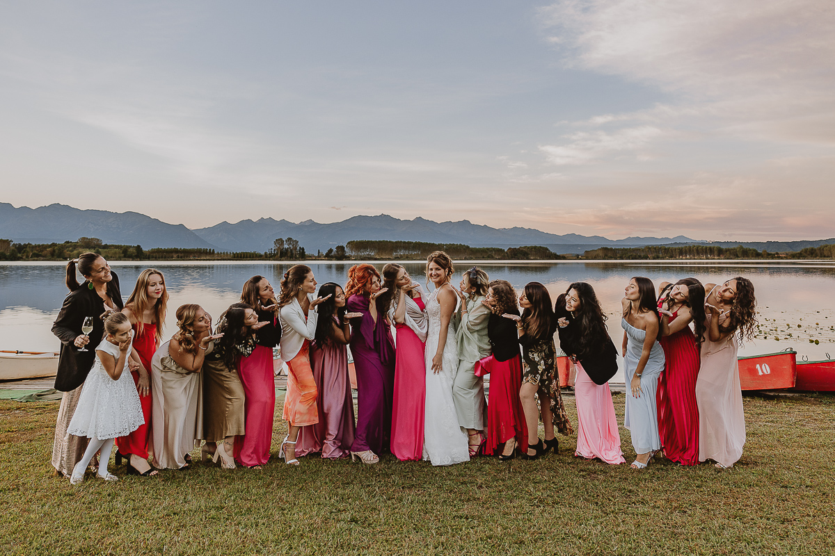 Matrimonio Lago di Candia. Festa. Sposa con le amiche.