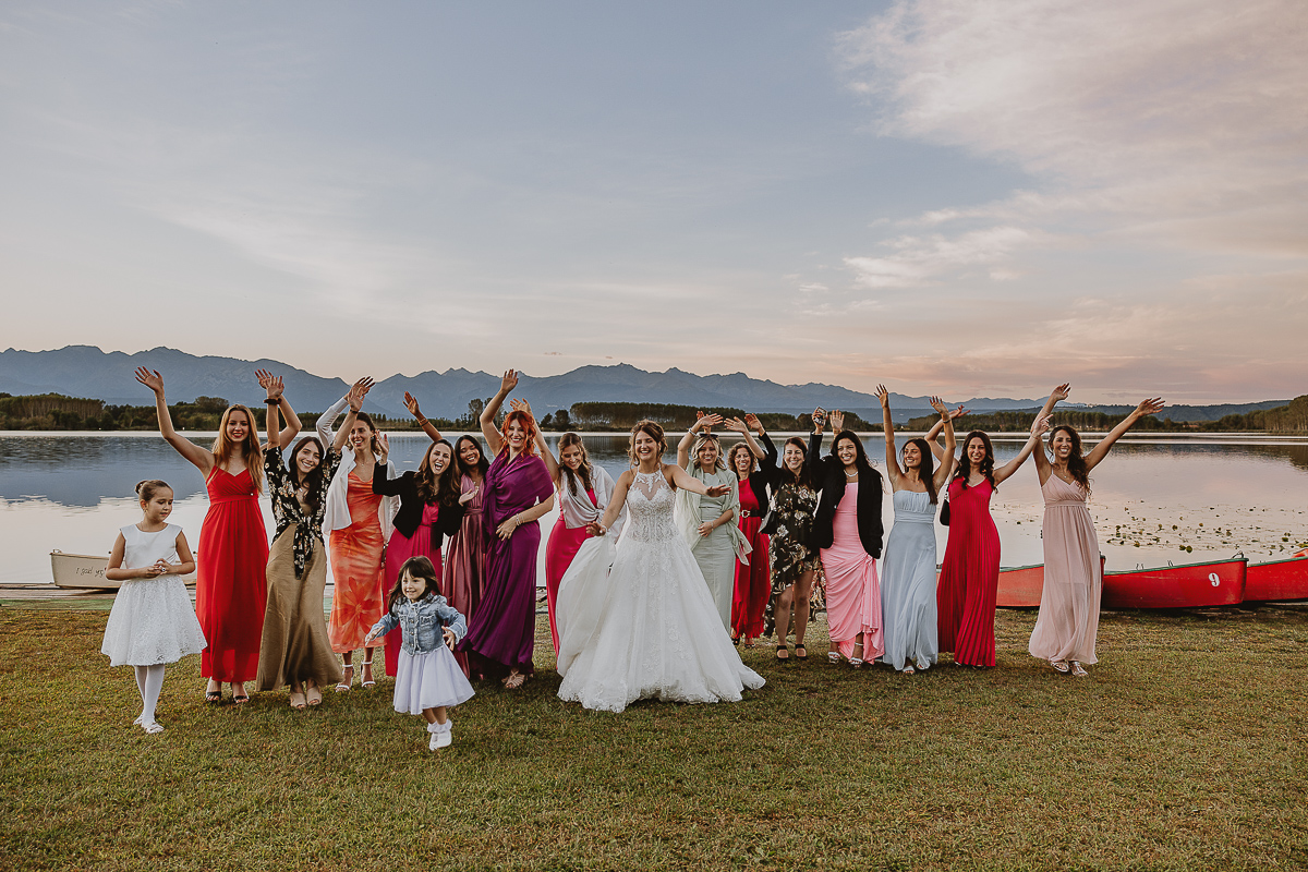 Matrimonio Lago di Candia. Festa. Sposa con le amiche che salutano.