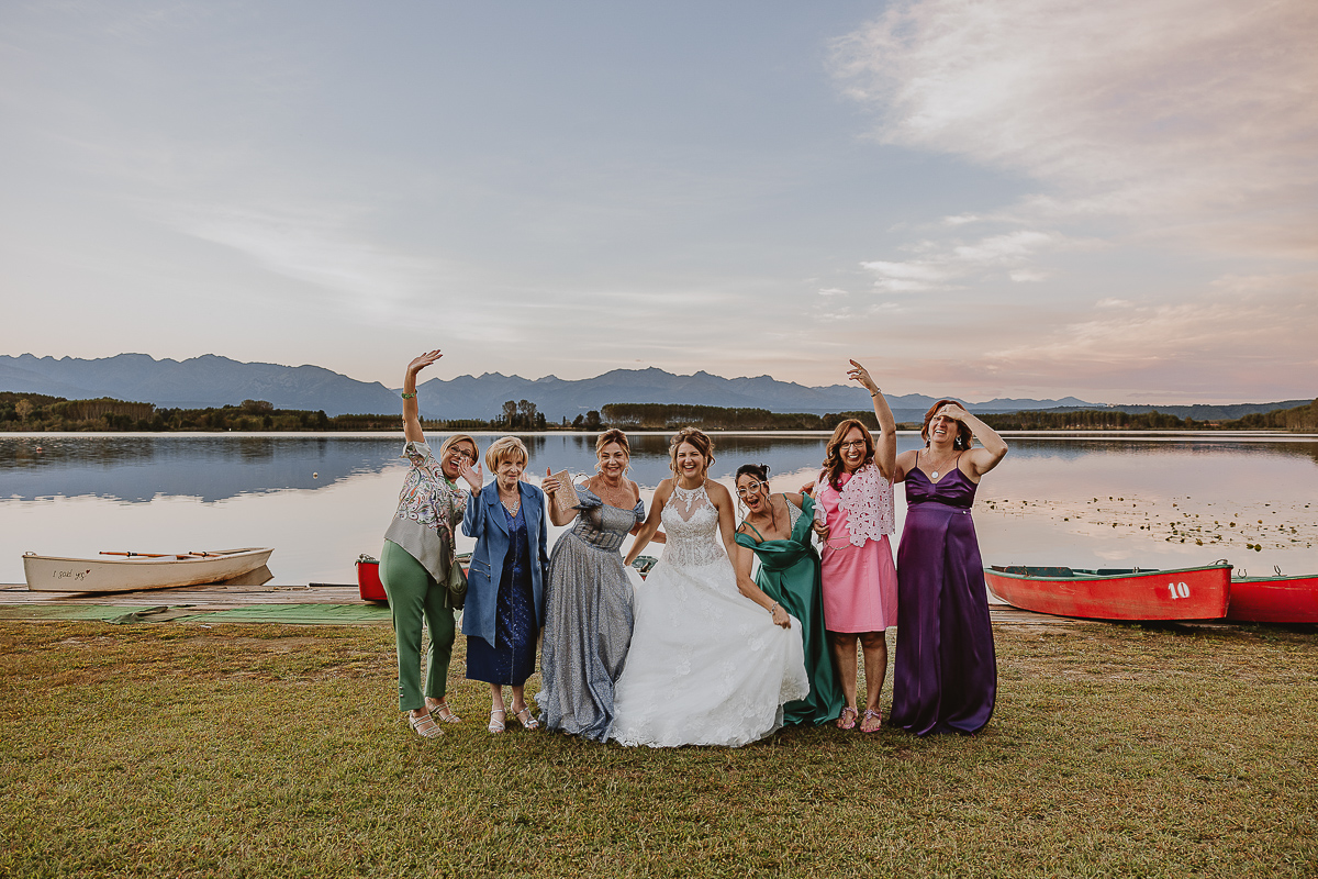 Matrimonio Lago di Candia. Festa. Sposa con le signore che salutano.