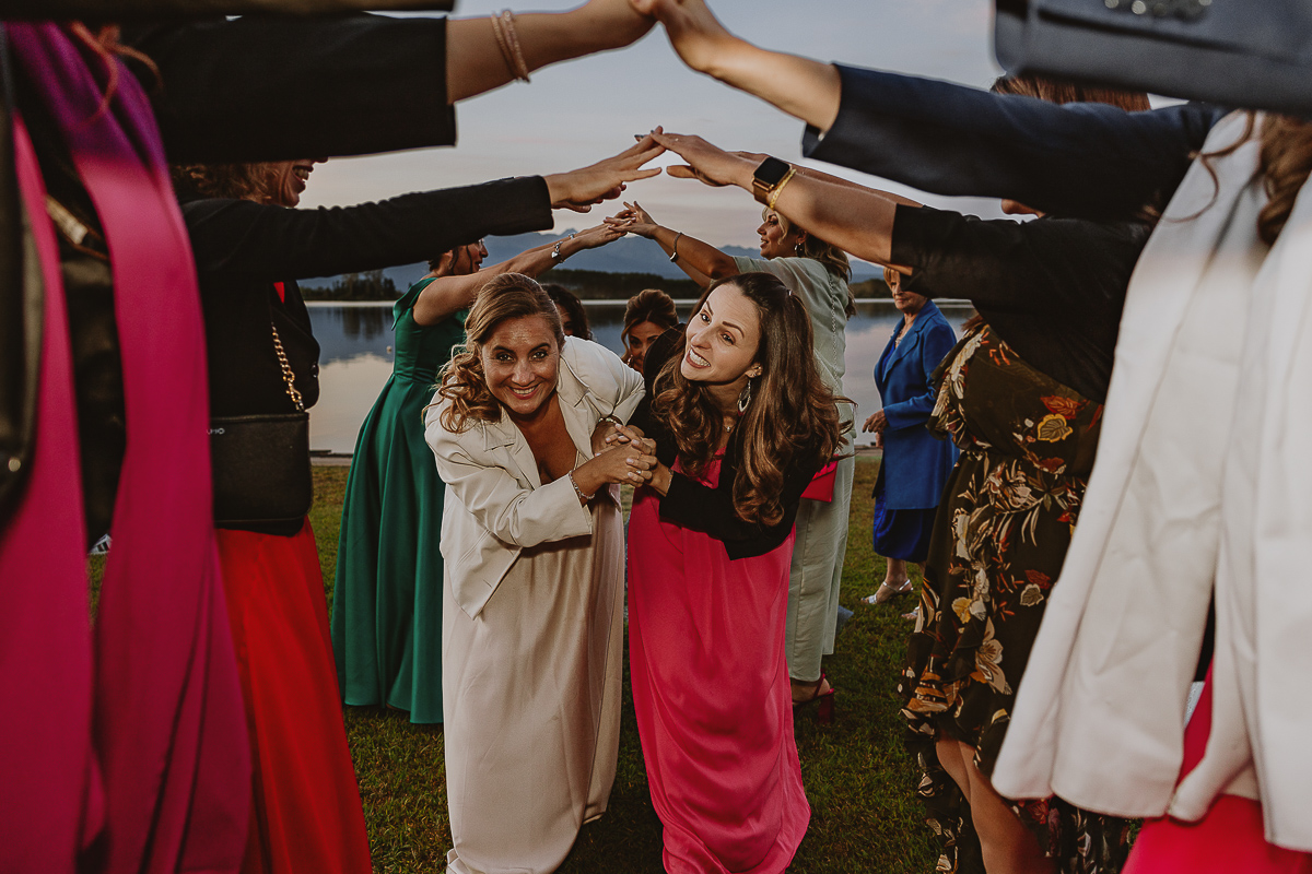 Matrimonio Lago di Candia. Festa. ragazze che giocano.