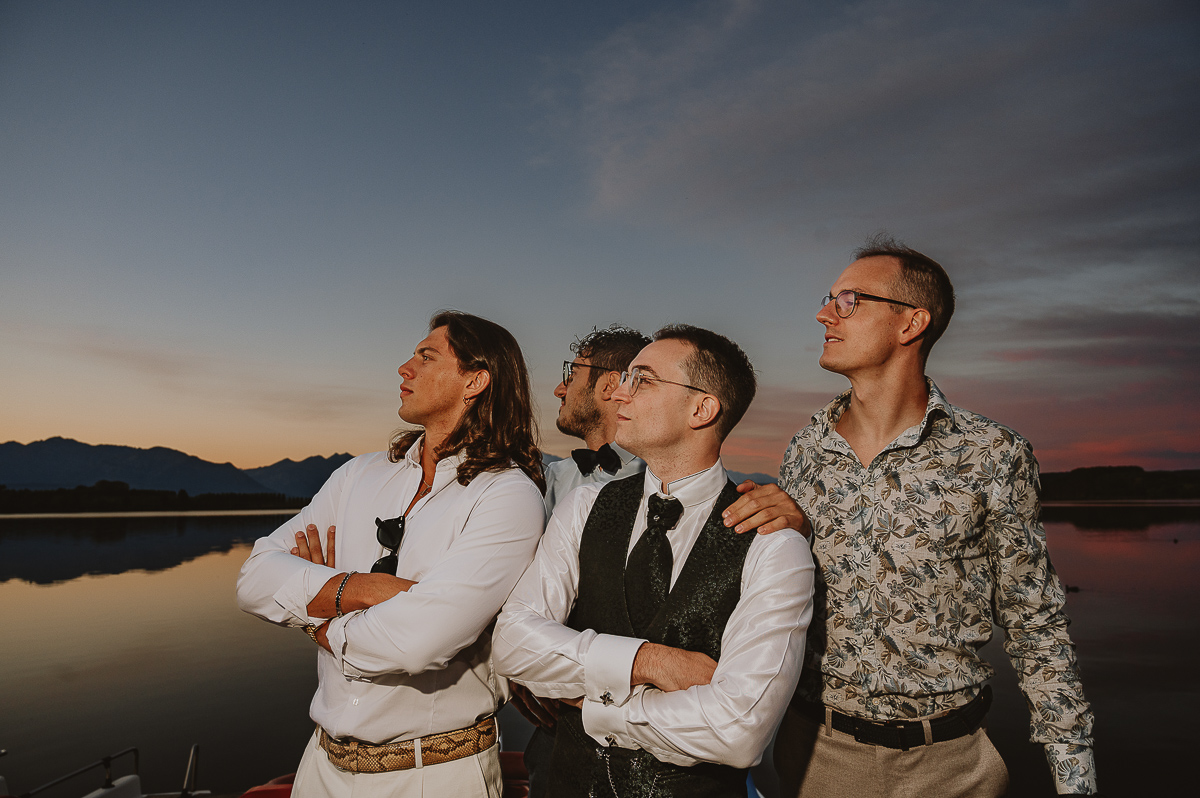 Matrimonio Lago di Candia. Festa. Sposo con gli amici.