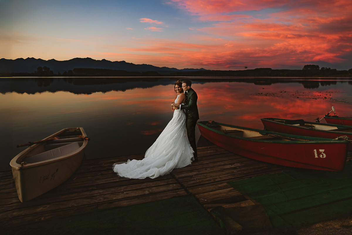 Matrimonio Lago di Candia. Festa. Ritratti di coppia con uno splendido tramonto.