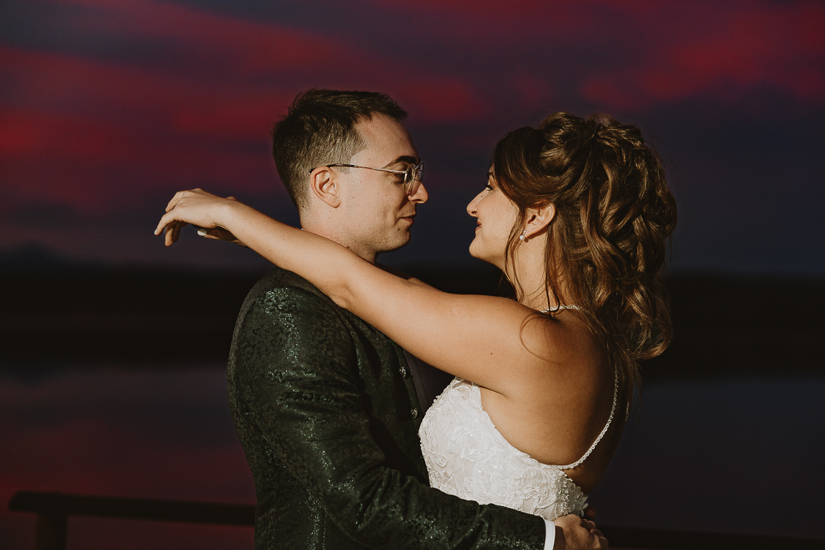 Matrimonio Lago di Candia. Festa. Ritratti di coppia con uno splendido tramonto.
