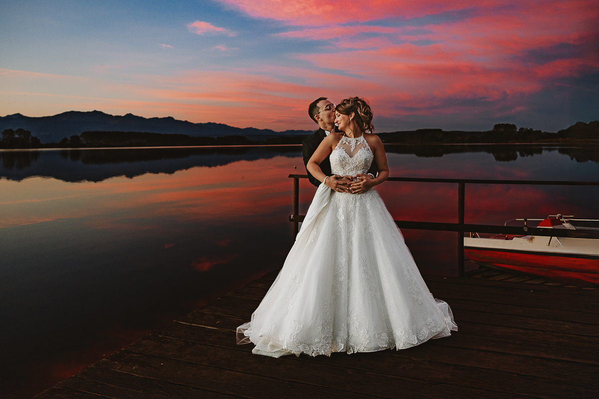 Matrimonio Lago di Candia. Festa. Ritratti di coppia con uno splendido tramonto.