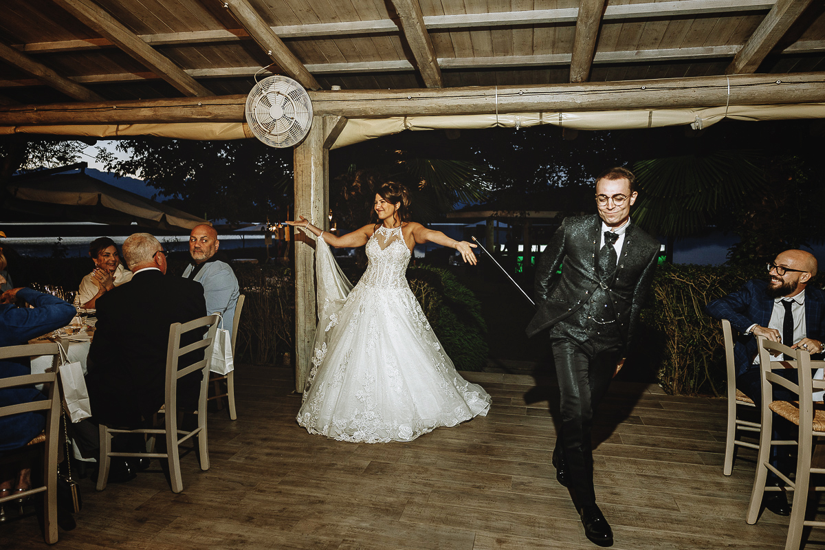 Matrimonio Lago di Candia. Ricevimento. Cena. Entrata degli sposi che ballano.