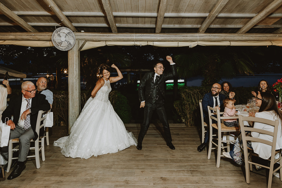 Matrimonio Lago di Candia. Ricevimento. Cena. Entrata degli sposi che ballano.