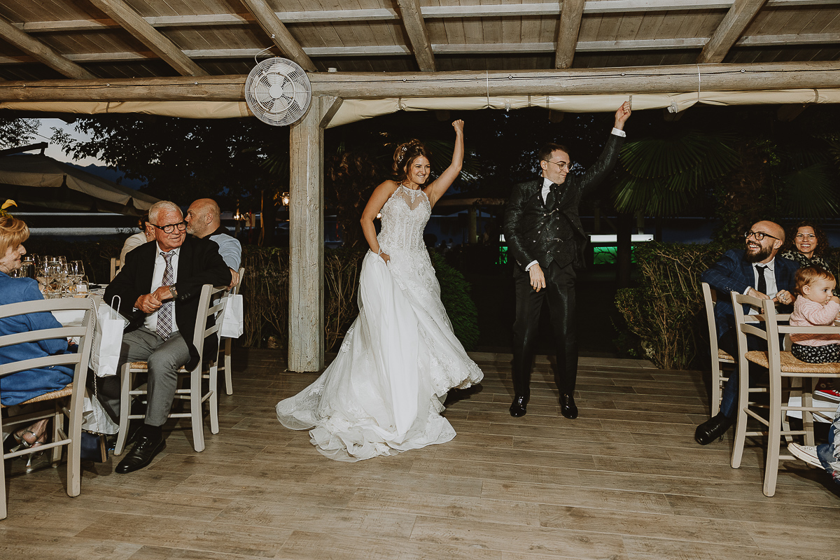 Matrimonio Lago di Candia. Ricevimento. Cena. Entrata degli sposi che ballano.