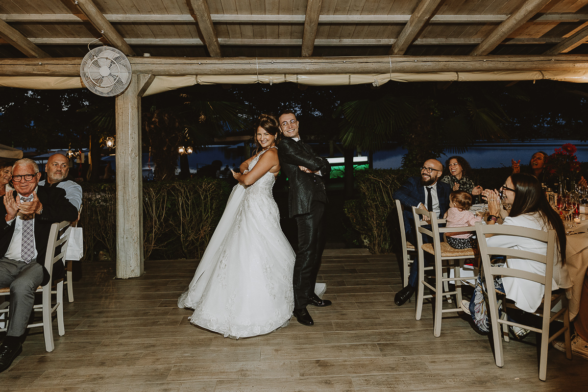 Matrimonio Lago di Candia. Ricevimento. Cena. Entrata degli sposi che ballano.