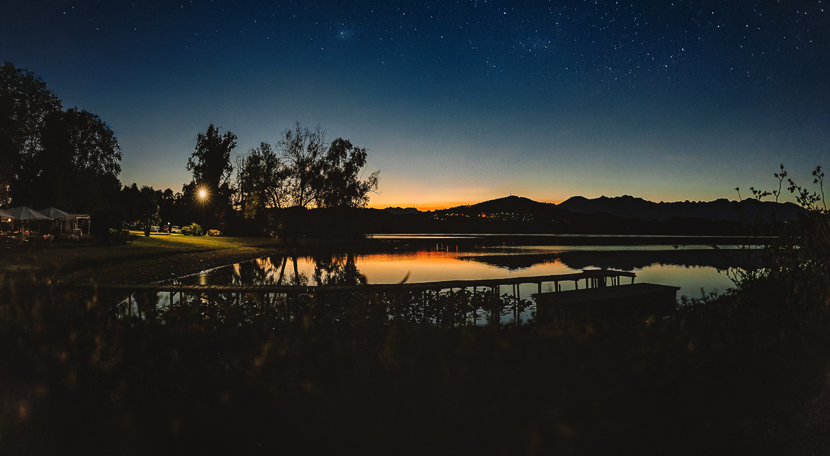 Matrimonio Lago di Candia. Ricevimento. Panorama della location sul lago appena dopo il tramonto. Ora blu.