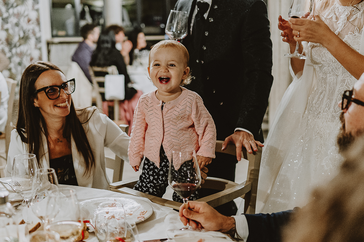 Matrimonio Lago di Candia. Ricevimento. Cena. Bambina che ride