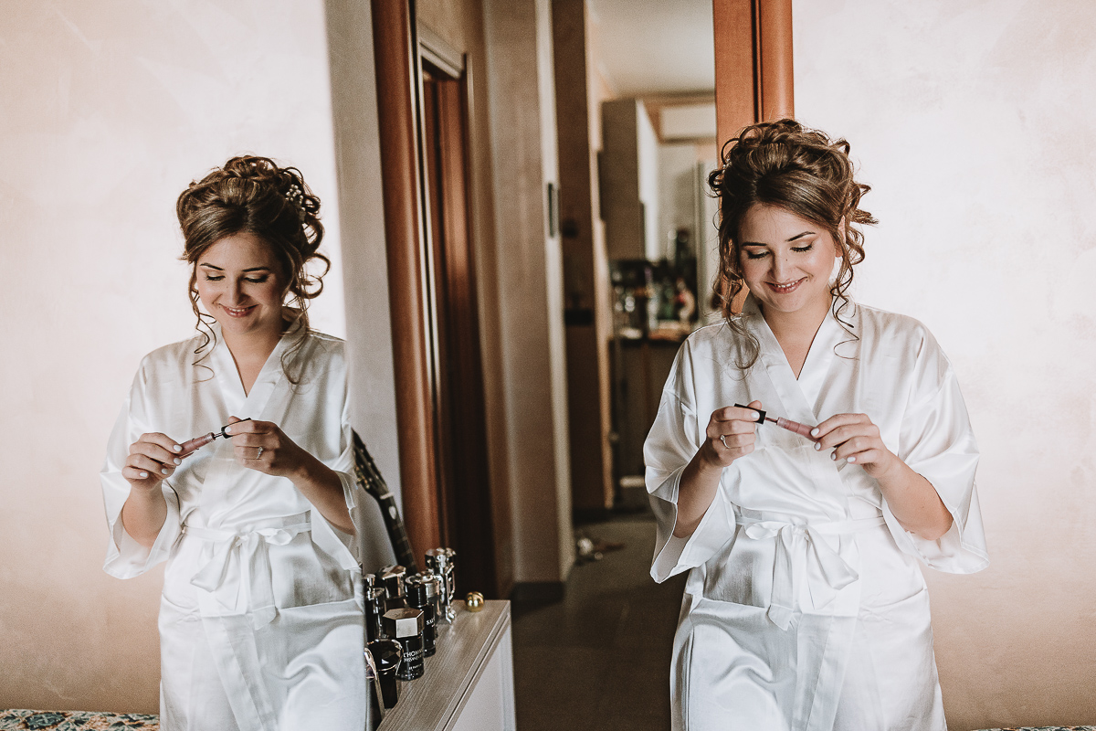 Matrimonio Lago di Candia . Preparazione della sposa.