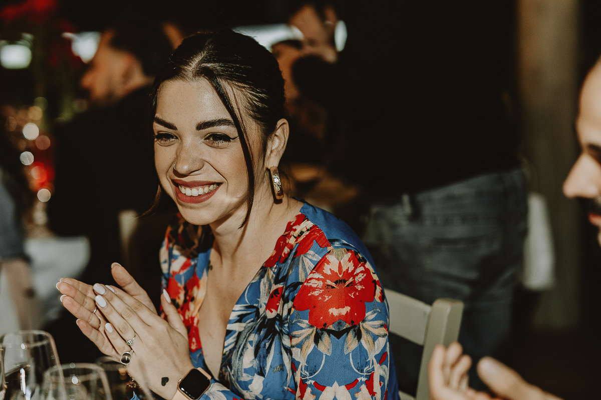 Matrimonio Lago di Candia. Ricevimento. Cena. Ragazza che applaude