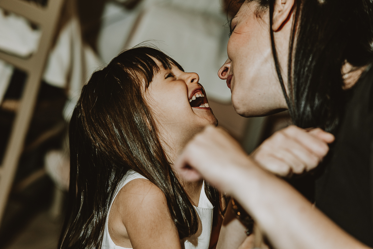 Matrimonio Lago di Candia. Ricevimento. Cena. Bambina che ride alla mamma.