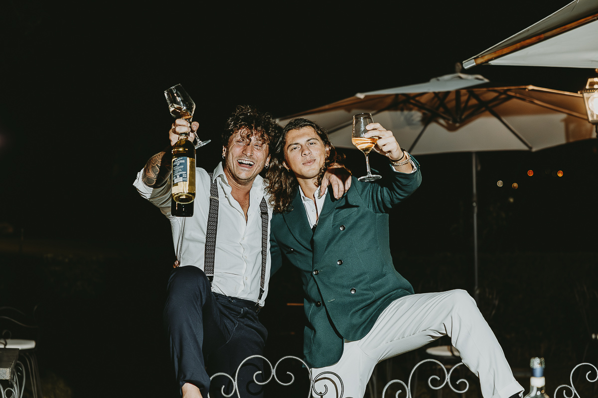 Matrimonio Lago di Candia. Ricevimento. Cena. Ragazzi che si divertono.