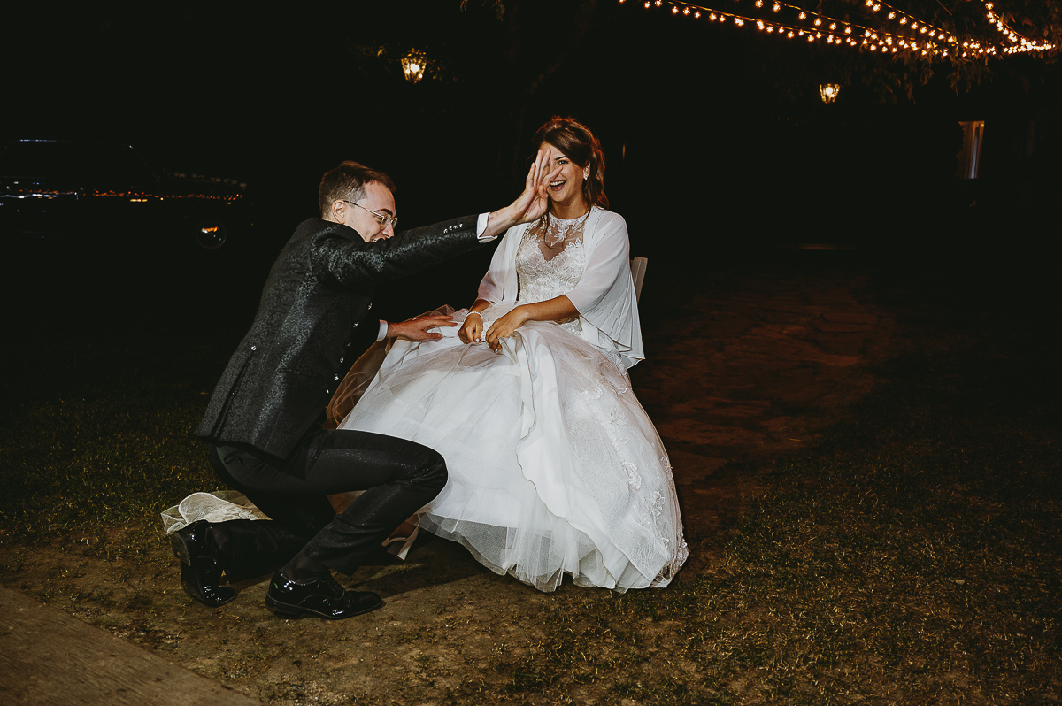 Matrimonio Lago di Candia. Ricevimento. Lancio della giarrettiera con balletto.