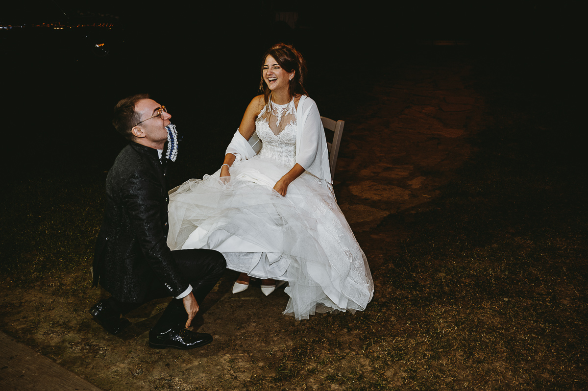 Matrimonio Lago di Candia. Ricevimento. Lancio della giarrettiera con balletto.