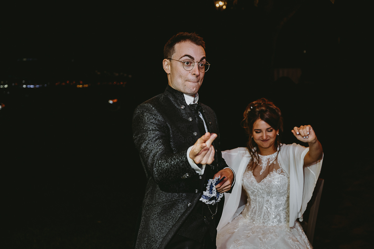 Matrimonio Lago di Candia. Ricevimento. Lancio della giarrettiera con balletto.