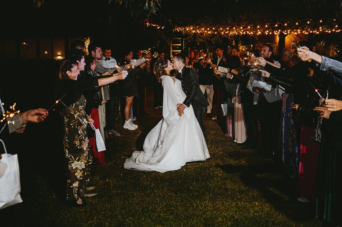 Matrimonio Lago di Candia. Ricevimento. Uscita sparkling con bacio e casquet