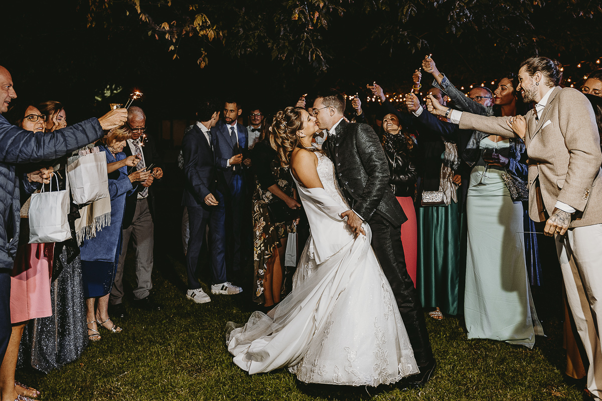 Matrimonio Lago di Candia. Ricevimento. Uscita sparkling con bacio e casquet