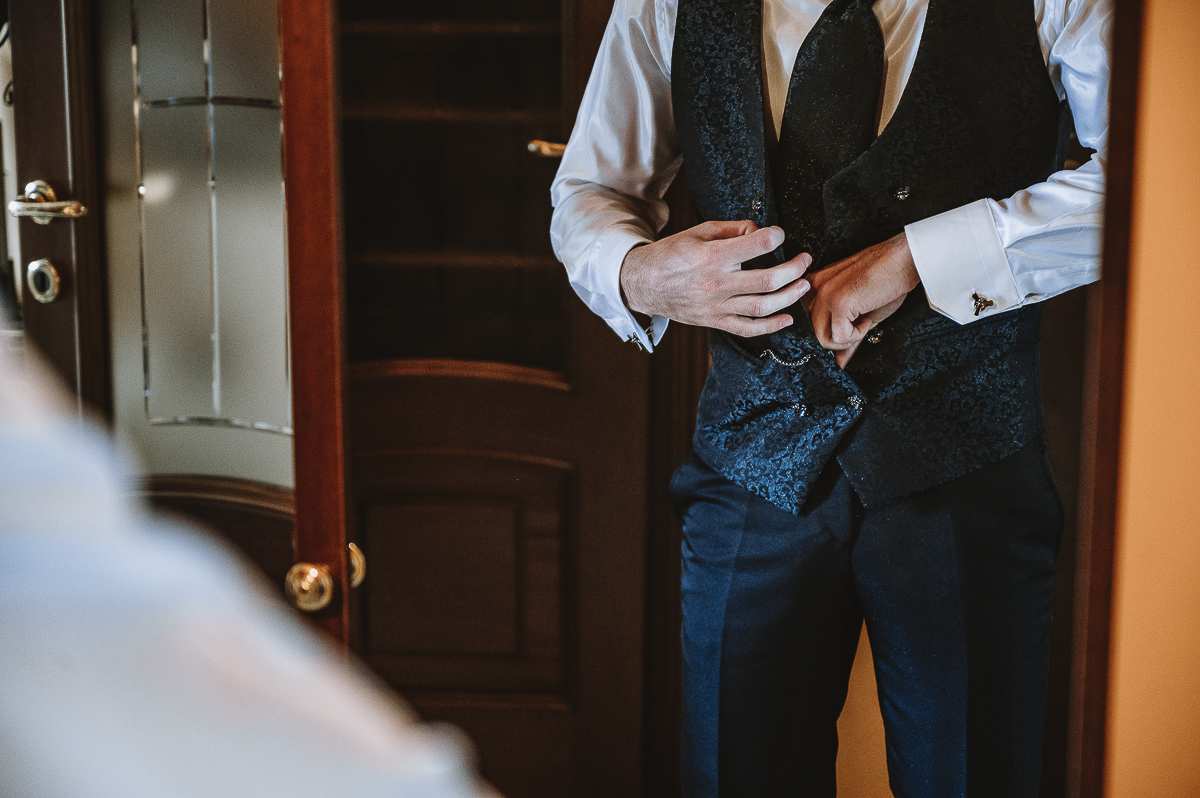 Matrimonio Lago di Candia . Preparazione dello sposo. Sposo indossa il gilet.