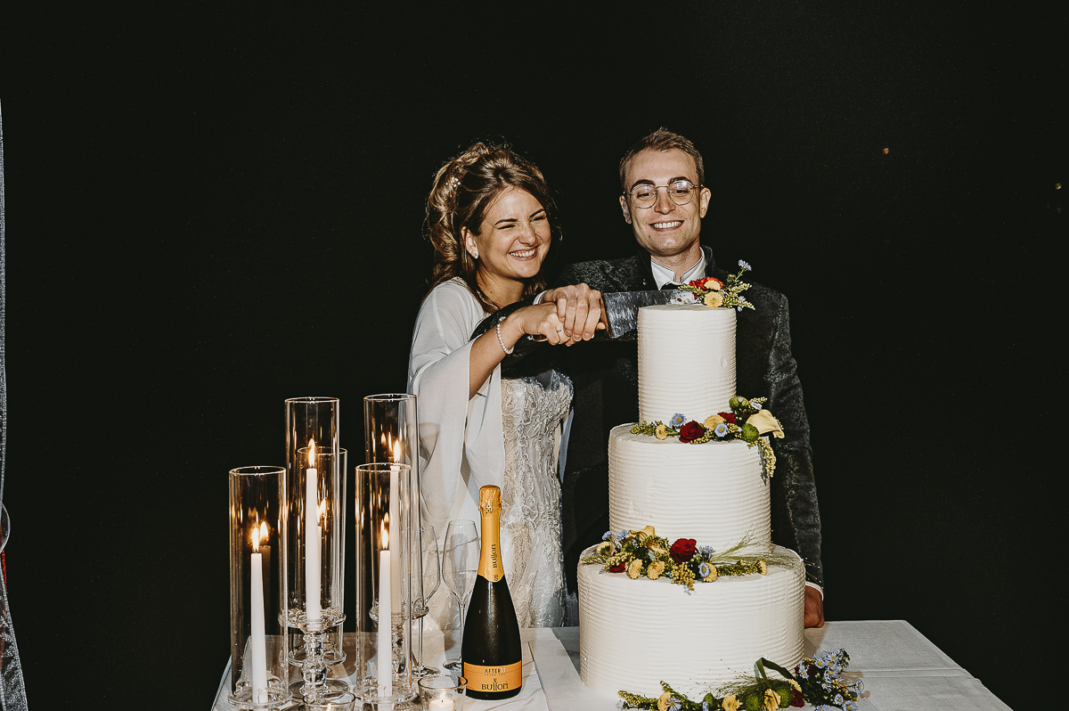 Matrimonio Lago di Candia. Taglio della torta.
