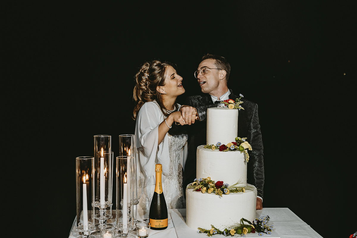 Matrimonio Lago di Candia. Taglio della torta.