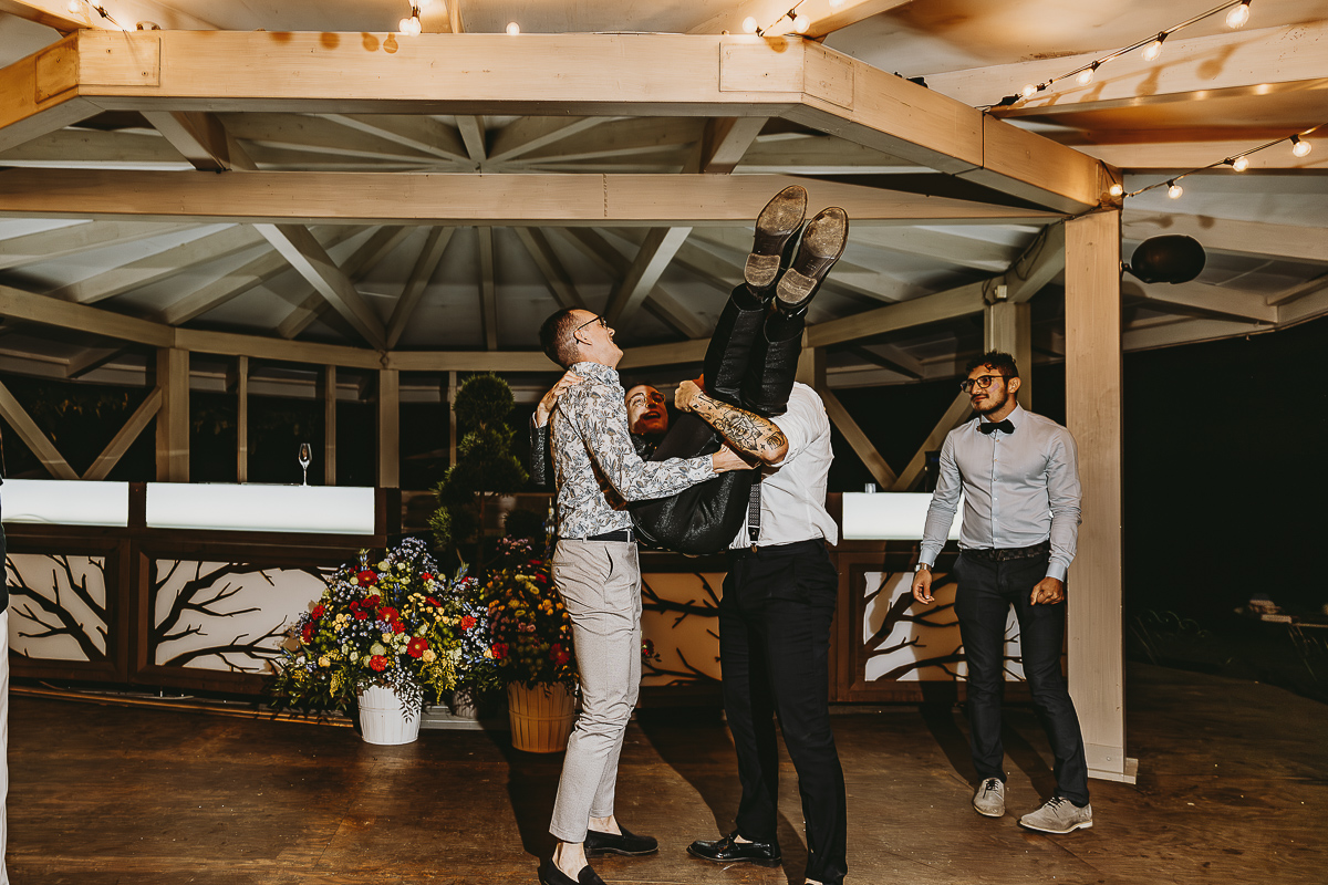 Matrimonio Lago di Candia. Festa. Balli finali. Amici lanciano lo sposo.