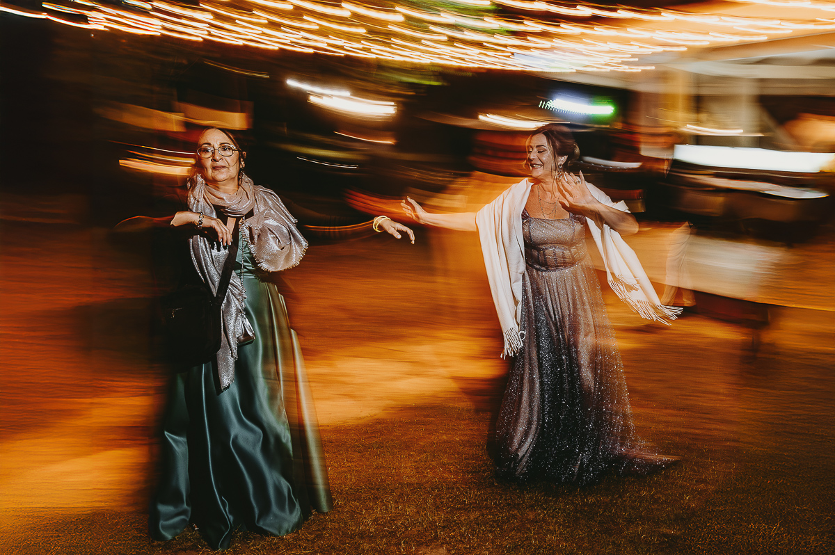 Matrimonio Lago di Candia. Festa. Balli finali. Mosso creativo. mamme degli sposi.