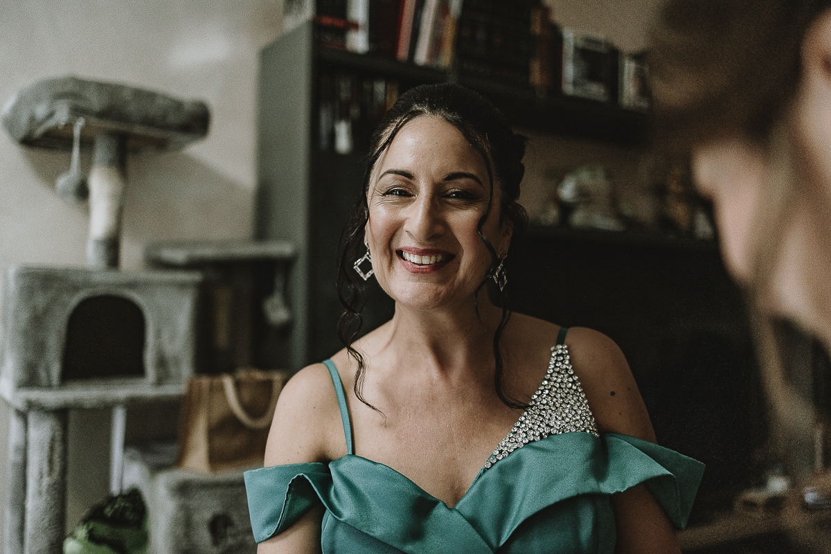Matrimonio Lago di Candia . Preparazione della sposa. mamma della sposa sorride.