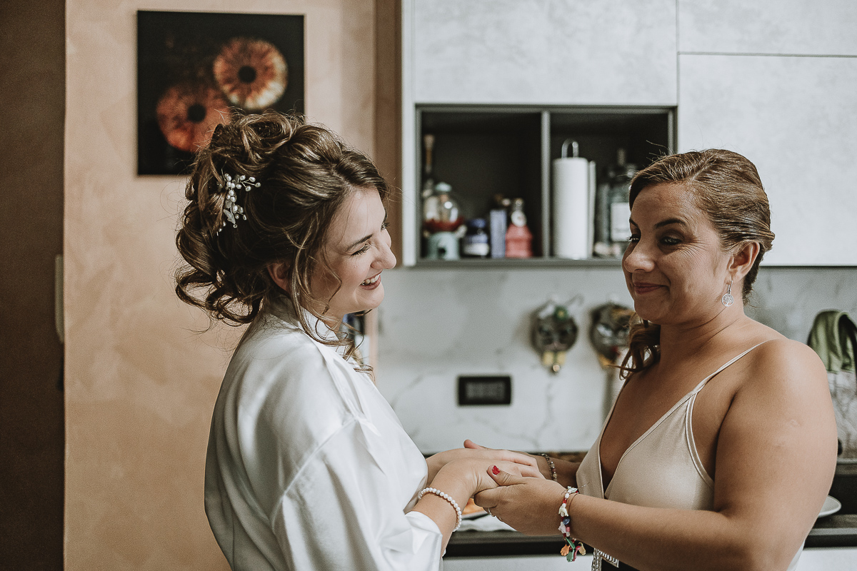 Matrimonio Lago di Candia . Preparazione della sposa. Sposa con la cugina.