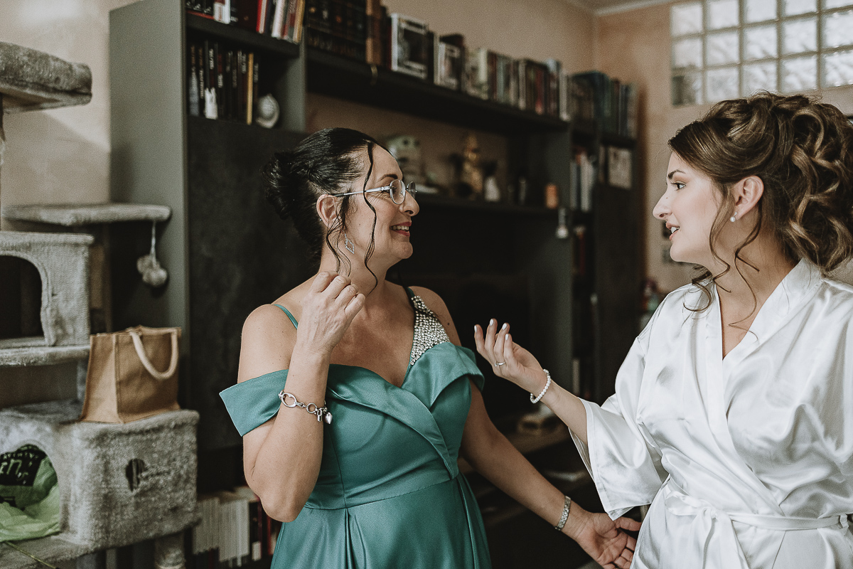 Matrimonio Lago di Candia . Preparazione della sposa. sposa con la mamma.