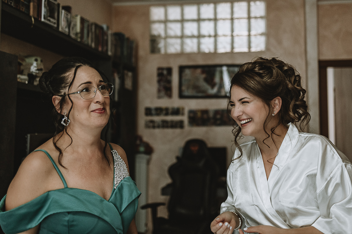 Matrimonio Lago di Candia . Preparazione della sposa. Sposa con la mamma.