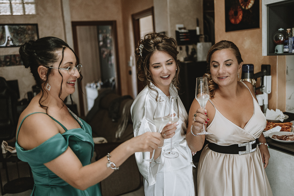 Matrimonio Lago di Candia . Preparazione della sposa. brindisi.