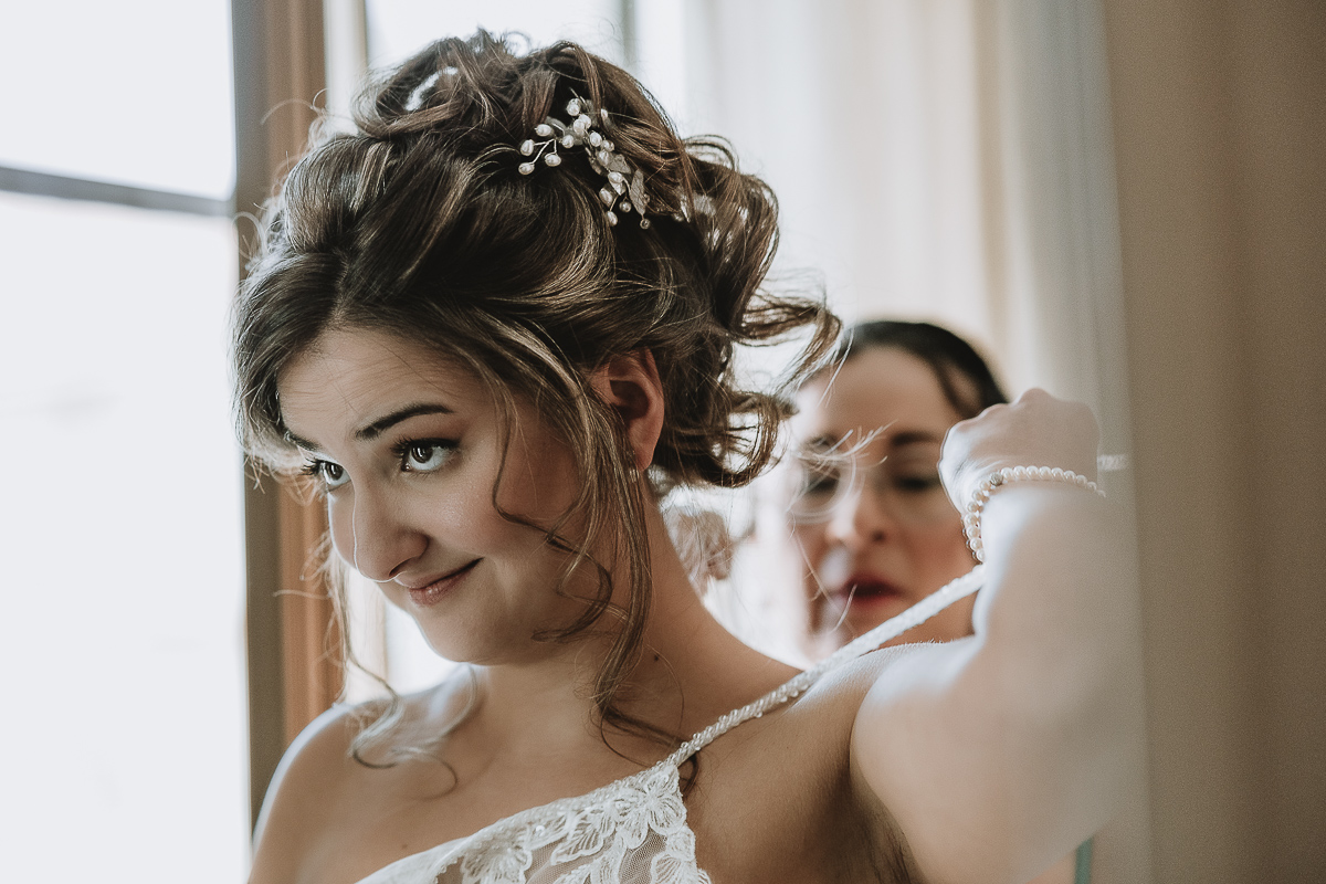 Matrimonio Lago di Candia . Preparazione della sposa. vestizione della sposa.