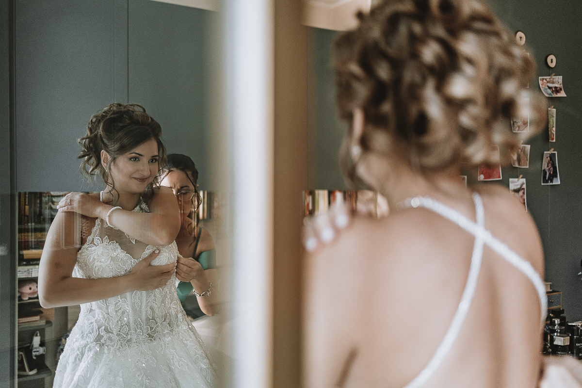 Matrimonio Lago di Candia . Preparazione della sposa. vestizione della sposa.