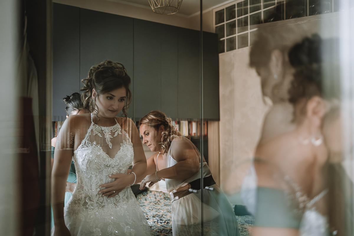 Matrimonio Lago di Candia . Preparazione della sposa. vestizione della sposa.