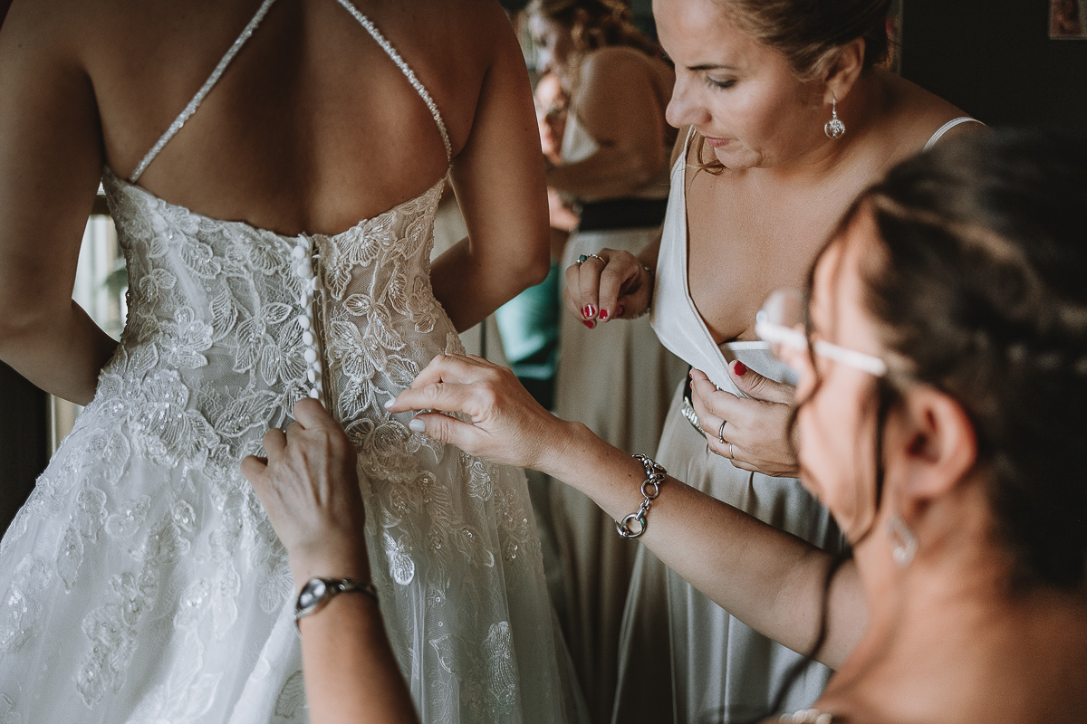 Matrimonio Lago di Candia . Preparazione della sposa. vestizione della sposa.