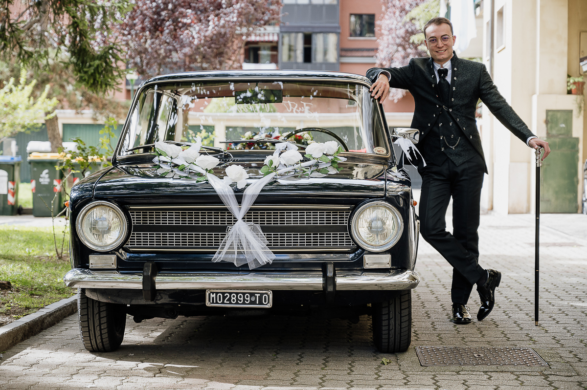 Matrimonio Lago di Candia . Preparazione dello sposo. Sposo di fianco alla Fiat 124 d'epoca, del nonno.