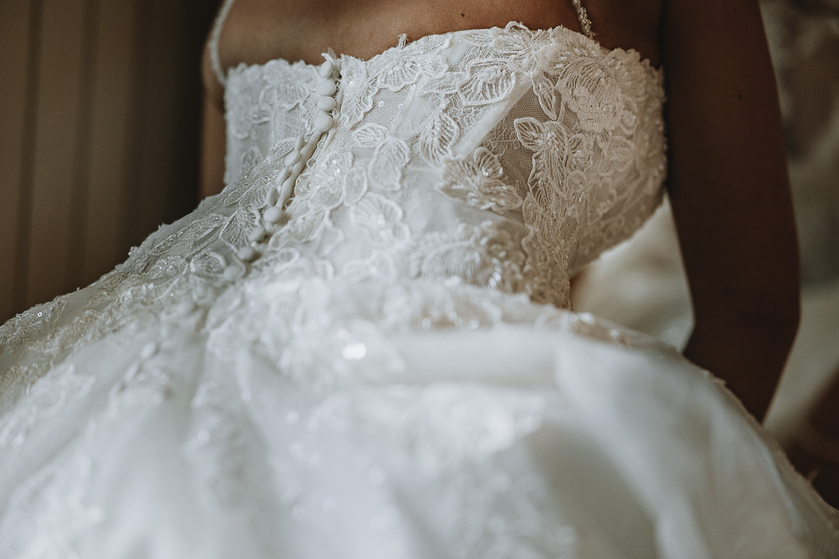 Matrimonio Lago di Candia . Preparazione della sposa. vestizione della sposa. Dettagli dell'abito.